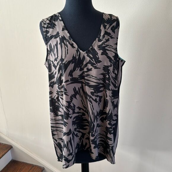 Vince Camuto tan/black abstract front, striped back crepe high-low hem top. Med - Picture 2 of 5